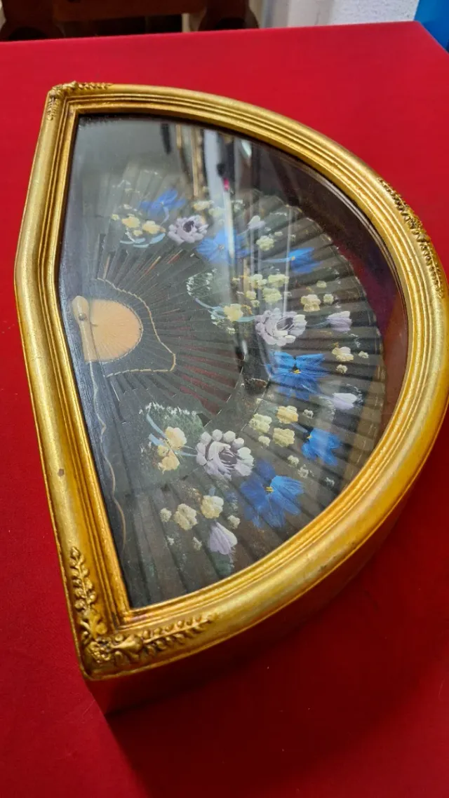 Abaniquera dorada con abanico pintado