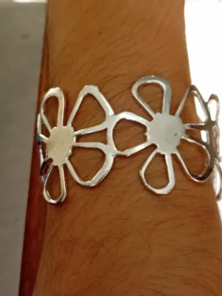 Pulsera bisutetia con diseño de flores