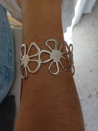 Pulsera bisutetia con diseño de flores
