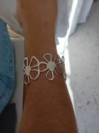 Pulsera bisutetia con diseño de flores