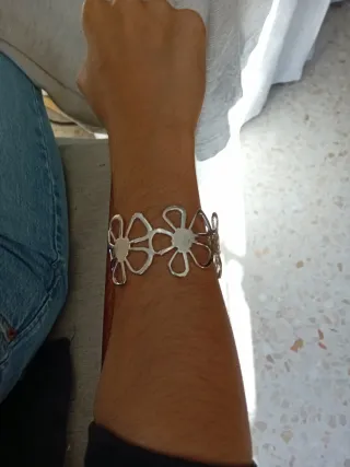 Pulsera bisutetia con diseño de flores