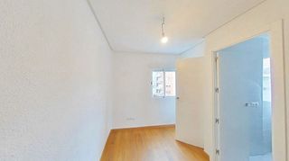 Piso en venta en Valdeacederas en Madrid