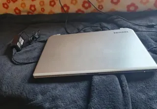 Portátil i5- seminuevo toshiba muy fino  com nurvo