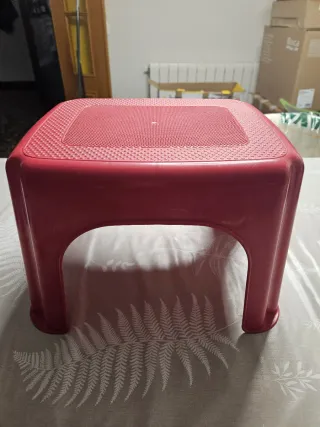 Taburete Banqueta pequeña roja de plástico
