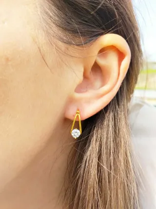 Brincos Dourados com Pedra Brilhante
