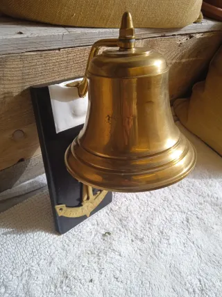 Campana de bronce con base de madera