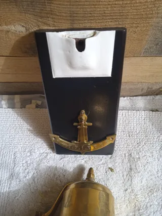 Campana de bronce con base de madera