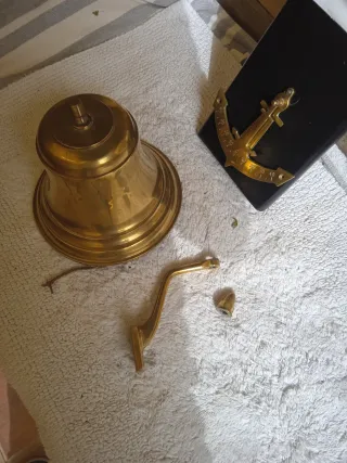 Campana de bronce con base de madera