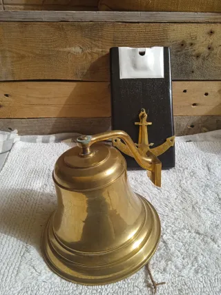 Campana de bronce con base de madera