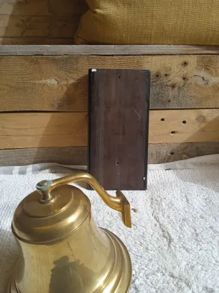 Campana de bronce con base de madera