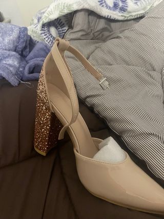 Zapatos de tacón beige y dorado