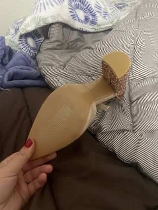 Zapatos de tacón beige y dorado