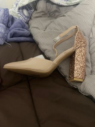 Zapatos de tacón beige y dorado