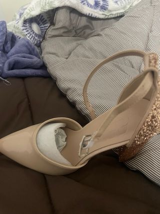 Zapatos de tacón beige y dorado