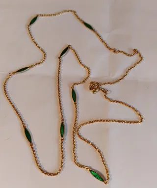 Cadena chapada en oro con esmalte verde
