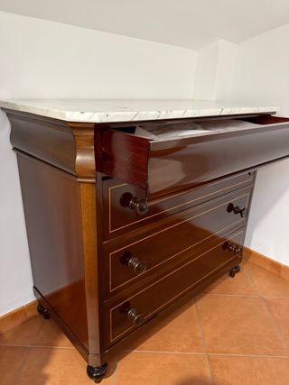 Cómoda de madera maciza con tapa de mármol
