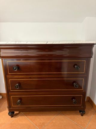 Cómoda de madera maciza con tapa de mármol