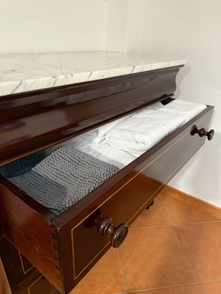 Cómoda de madera maciza con tapa de mármol