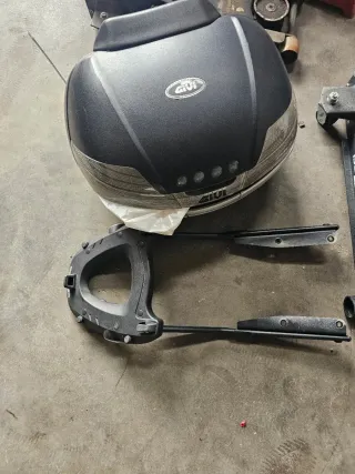 Baúl Givi y herrajes Yamaha MT-09