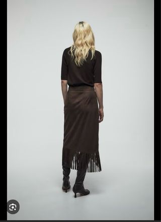 Falda marrón con flecos