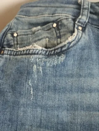 Jeans  con strappi