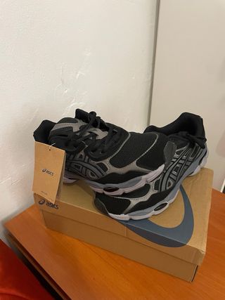 Zapatillas Asics Negras y Grises