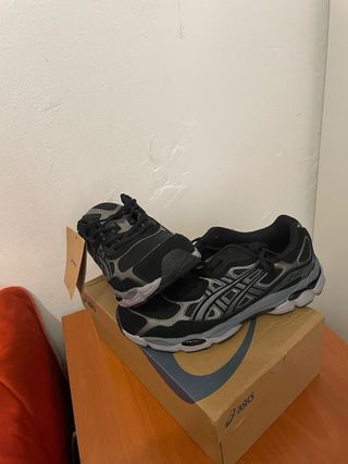 Zapatillas Asics Negras y Grises