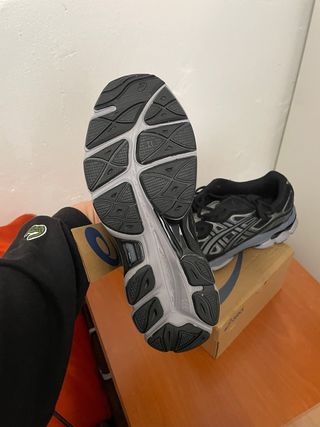 Zapatillas Asics Negras y Grises