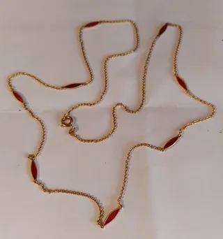 Cadena dorada con detalles esmaltados rojos