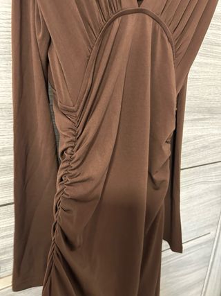 Vestido largo marrón ajustado