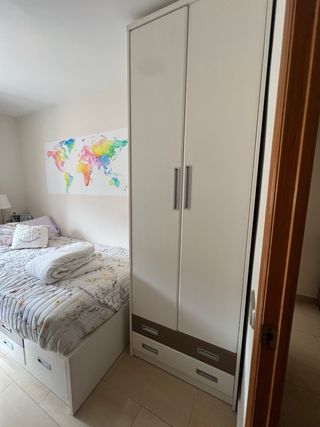 Dormitorio individual: cama y armario