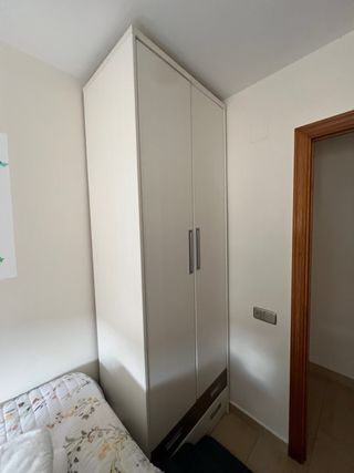 Dormitorio individual: cama y armario