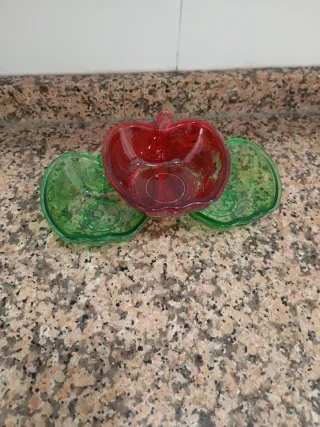 Platos de manzana rojos y verdes