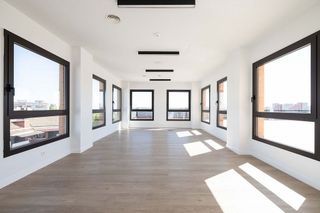 Oficina en alquiler en Tres Olivos - Valverde en Madrid