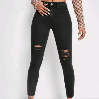 Pantalón tejano negro desgarrado