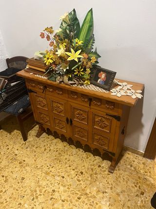 Mueble de madera con puertas y cajones