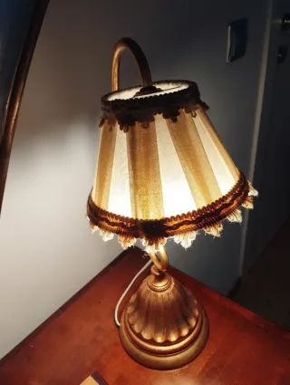 Lámpara de mesa dorada y beige.Ver mi armario muda