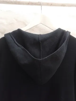 Cárdigan negro con capucha