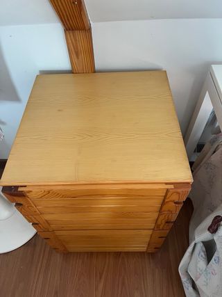 Dos cajoneras de madera