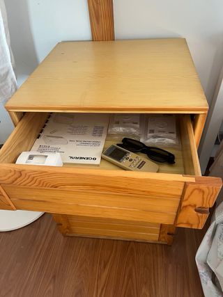 Dos cajoneras de madera