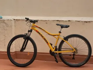 Bicicleta de montaña amarilla