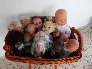 Lote de muñecas antiguas y modernas