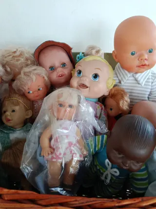 Lote de muñecas antiguas y modernas