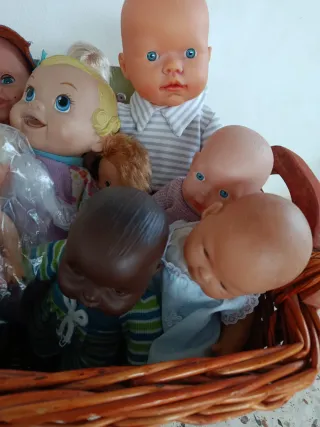 Lote de muñecas antiguas y modernas