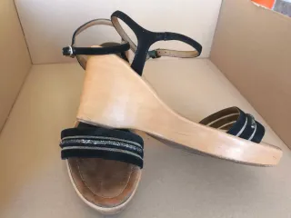 Sandalias negras y doradas