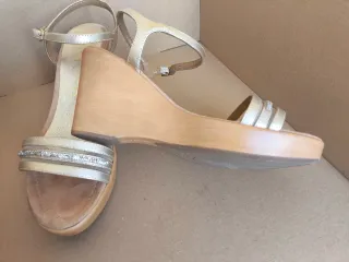 Sandalias negras y doradas