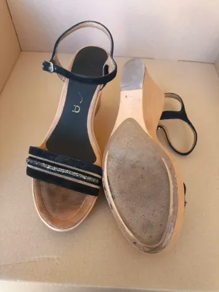 Sandalias negras y doradas