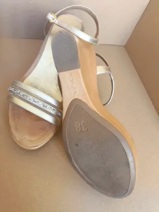 Sandalias negras y doradas