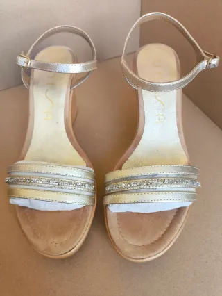 Sandalias negras y doradas