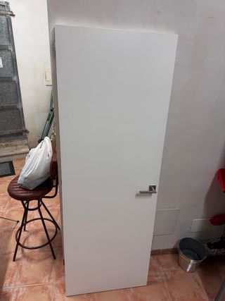 Puerta de madera blanca